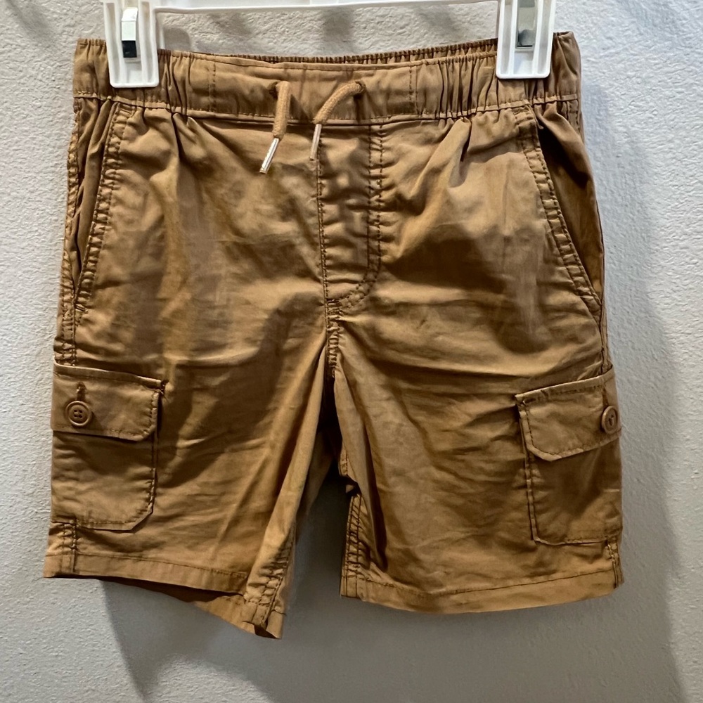 Gap kids tan hybrid cargo shorts with‎ washwell size small 6-7.